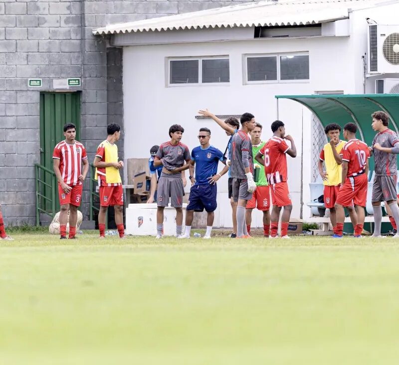 Árbitro é empurrado por técnico em jogo do Mato-grossense Sub-17; veja vídeo
