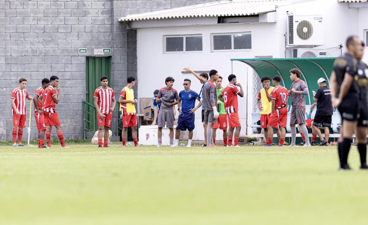 Árbitro é empurrado por técnico em jogo do Mato-grossense Sub-17; veja vídeo